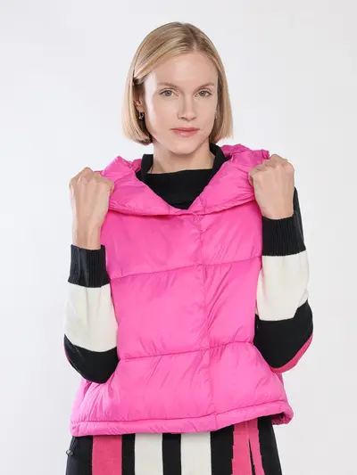 Жилет укороченный на ватной подкладке с объемным капюшоном